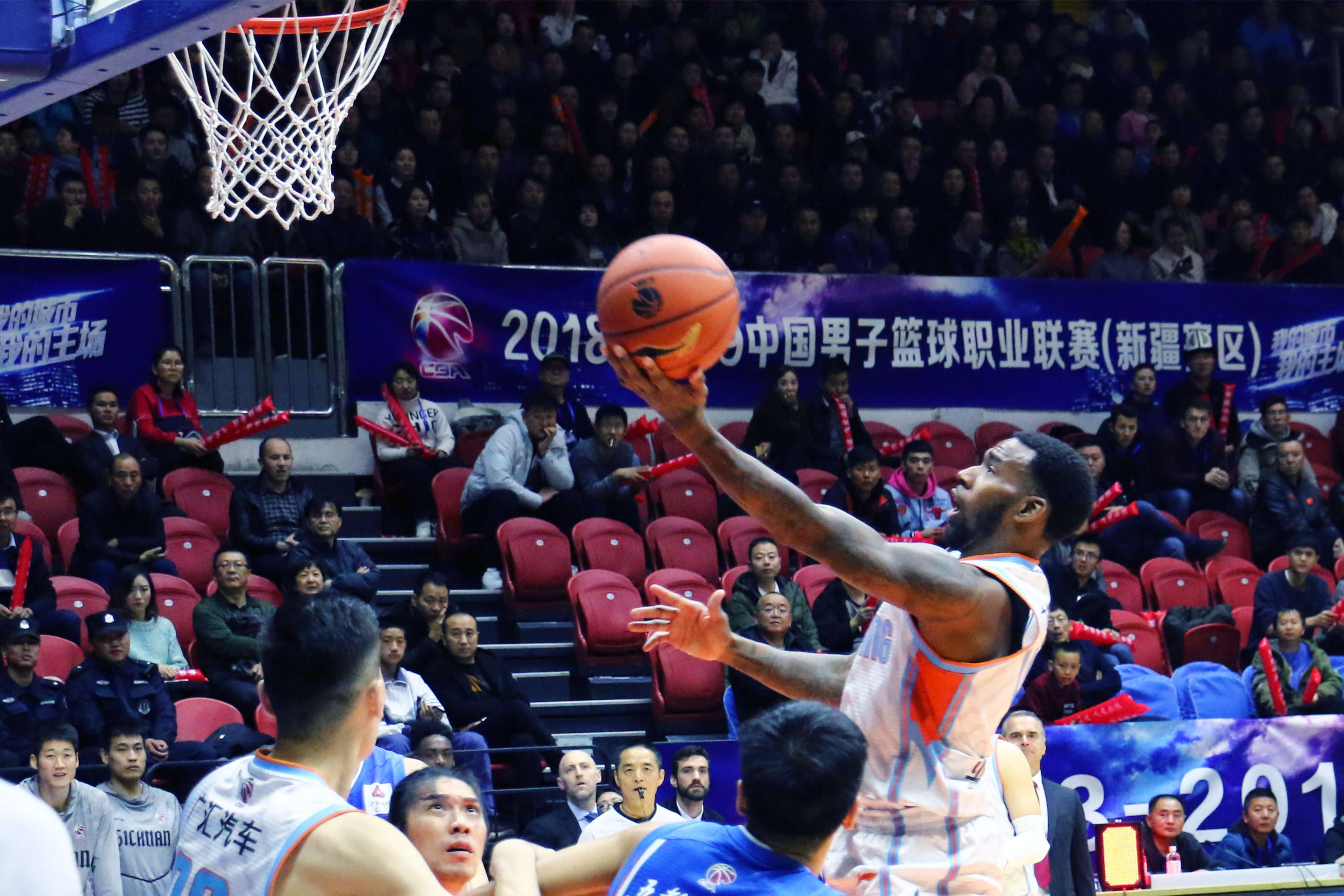 风云突变法兰克福今夜篮板制胜，亚冠版图或变，引发热议，轮换策略成焦点