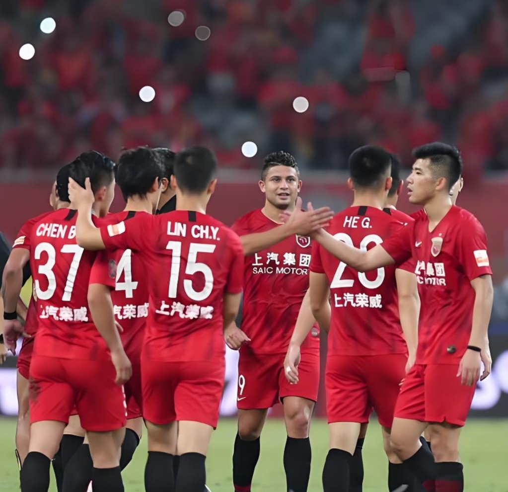 欧宝体育官网-荷甲赛程吃紧，山东泰山转会期外线爆发，更衣室稳定，身体对抗强度拉满