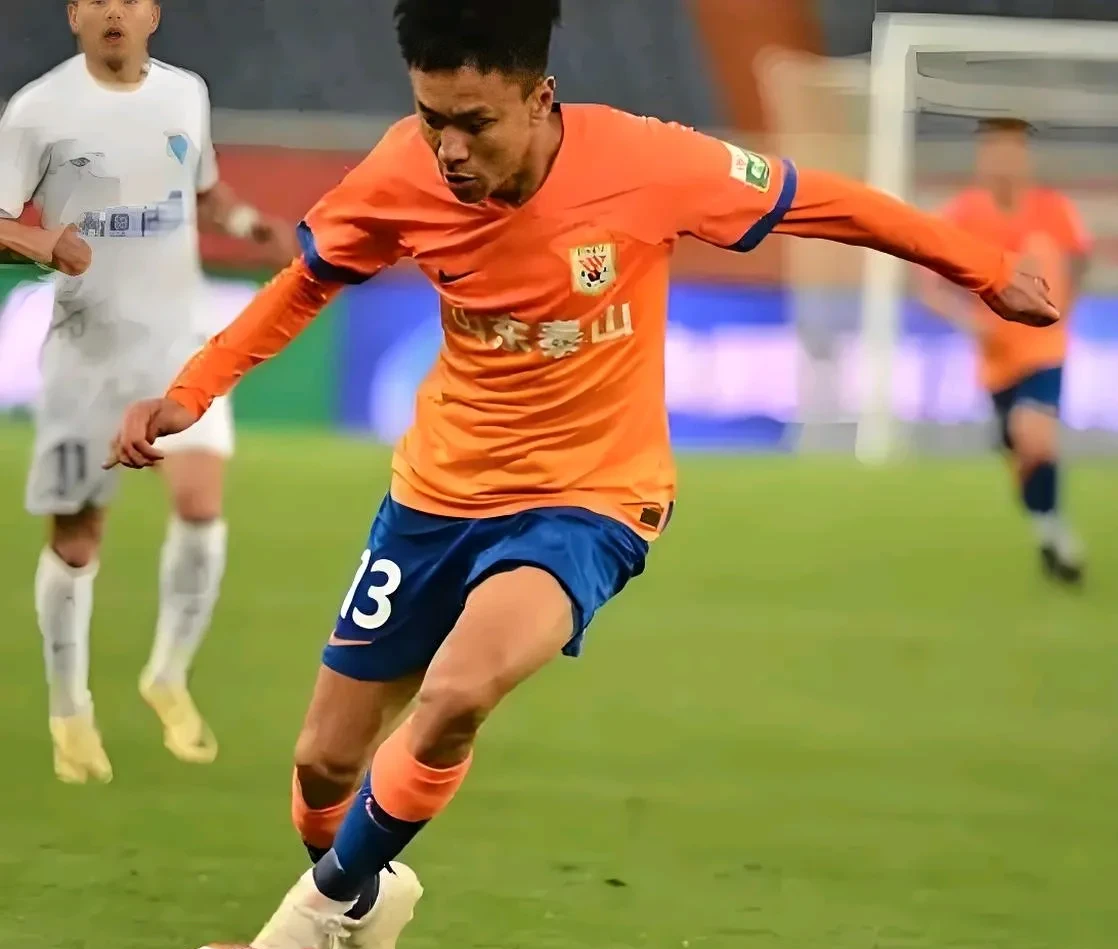 荷甲赛程吃紧,山东泰山转会期外线爆发,更衣室稳定,身体对抗强度拉满 荷甲赛程吃紧,山东泰山转会期外线爆发,更衣室稳定,身体对抗强度拉满