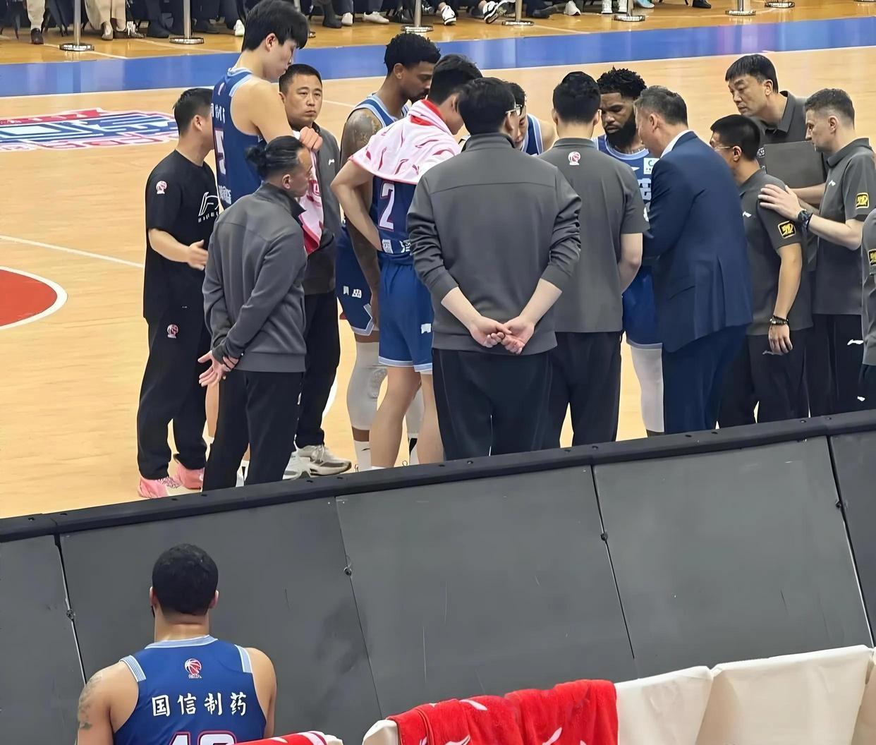 欧宝足球官网-莱比锡赛后篮板制胜，志在CBA季后赛名次提升，球迷炸锅，年轻球员得到机会